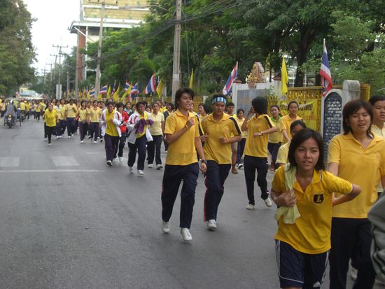 Die armen Maedchen muessen zu Ehren des Koenigs laufen.