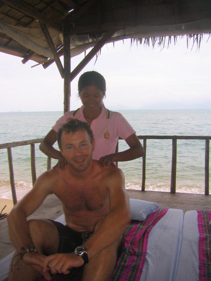 Jetzt lacht er.
Waehrend der Massage hat er gerufen:
" Autsch, nicht so fest!"
Komisch, normal mag er es wenn ich ihn hart rannehme!!!