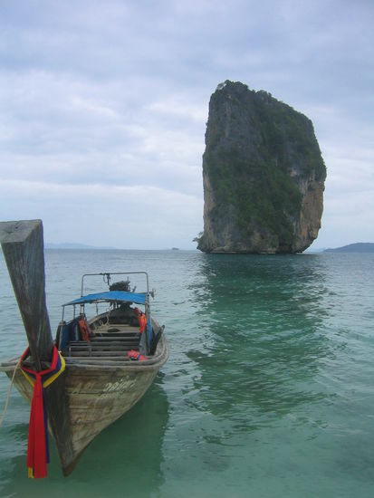 Peter ist seit neuestem Besitzer, Kapitaen und Putzfrau seines eigenen Longtail Bootes 