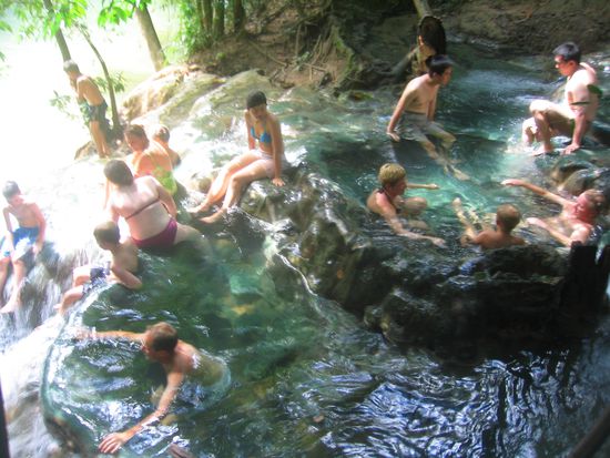Massen von Touristen baden in einer grossen Badewanne.