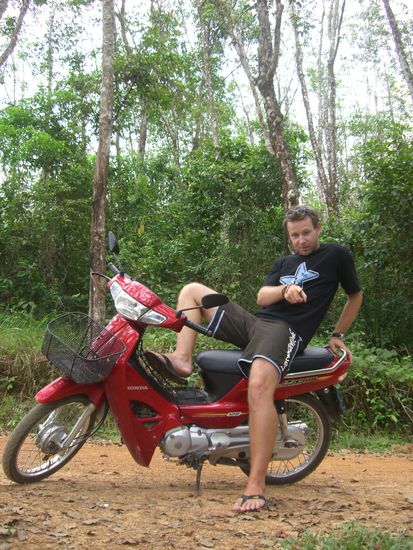 Das hat sich Peter von den Vietnamesen abgeschaut!
Moeglichst cool auf dem Mopde zu sitzen 