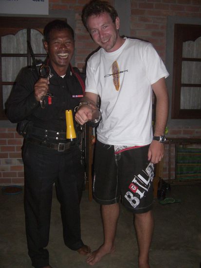 Peter wird fuer seinen Ananas Diebstahl verhaftet 