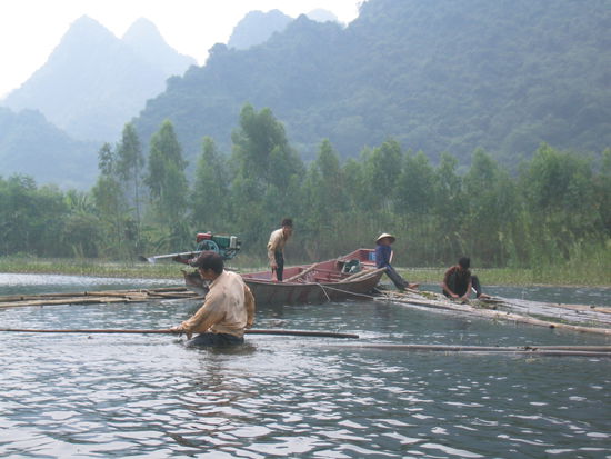 Selten sieht man Maenner in diesem Land arbeiten.