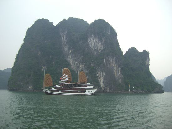 Ein Drachenboot in der Halong Bay.