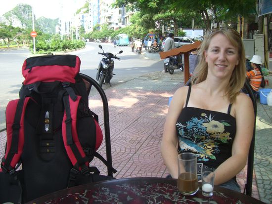 Katharina und ihr Rucksack beim Kaffeetrinken;langsam gewoehnen sie sich aneinander.