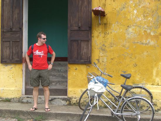 Als Tuersteher macht Peter bereits eine gute Figur 