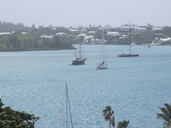 Von hier aus kann ich die Styrr vor Anker sehen. Das Schinackel links im Bild.
