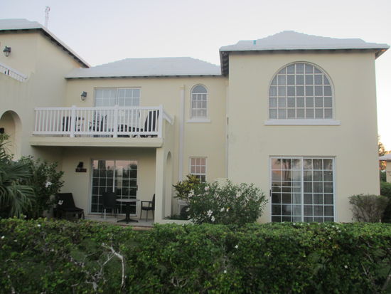 Im Erdgeschoß residiere ich, rechts dass Schlafgemach, links der Wohnbereich mit Terasse und in der Mitte die Küche, Feudal, was?
Nur für mich. Na gut kostet auch schlappe 230 $ pro Nacht. Auch nicht gerade der Furz eines Zeisigs.