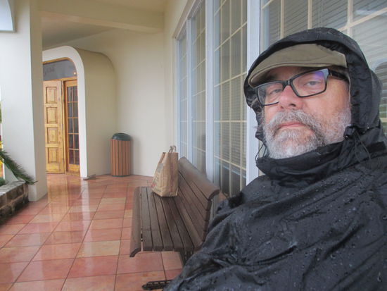 Ich war nur kurz einkaufen im Supermarkt. Dieses Quartier ist ja nicht wirklich ein Hotel der gewöhnlichen Art. Es gibt zum Beispiel kein Frühstück. Oder eine Bar. 
Also musste ich wohl oder übel raus ins Sauwetter und fürs Frühstück einkaufen. wenigstens die Regenjacke war dicht!