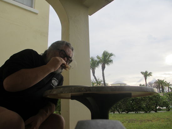 Frühstück auf der Terasse ist schon möglich. Man muss ja sagen, trotz des Dauerregens seit 2 Tagen; hat es immer noch so um die 22 Grad.