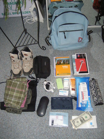 Handgepäck und die Reisebekleidung