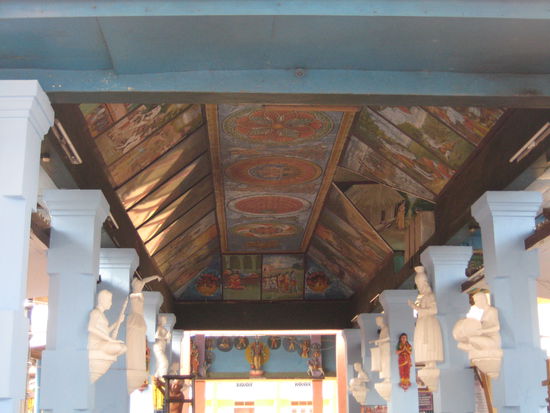 Eine Tempelhalle mit wunderschoenen Malereien