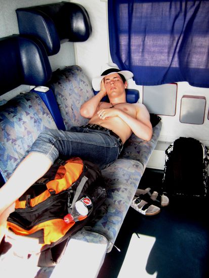 einer schläft... und die andere fotografiert