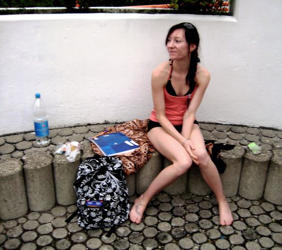 vor verschlossenen Türen im Parkbad - "Tombola-Zettelchen" schreiben und rumblödeln