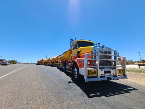 1 Zugmaschine, 4 Wagen und 96 Räder �