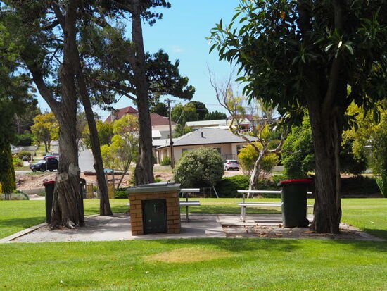 BBQ Station unser Kochherd für das heutige Nachtessen und ich bin immer wieder fasziniert, wie sauber die Menschen die BBQ hinterlassen, so dass wirklich ohne grosser Aufwand einfach ein Hamburger oder ein Würstchen gebraten werden kann. Wir lernen dann noch, dass es sehr hilfreich sein kann, wenn man Backpapier benutzt. Einerseits weil man dann selbst nicht mehr so viel putzen muss und andererseits wenn es mal nicht  top ist, spielt es keine Rolle.