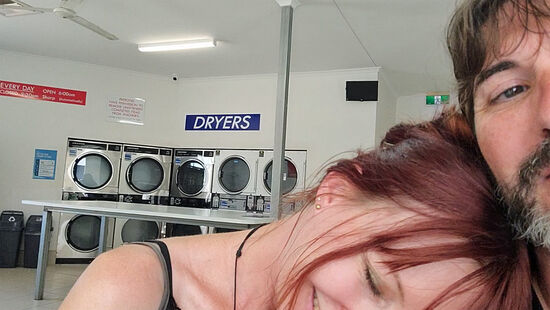 Wasch-Stop in Port Augusta - super, wenn wir zu Hause auch so viele Waschmaschinen und Tumblers hätten, ein Traum. Da hast Du die ganze Wäsche innert einer Stunde fertig. Zusammengefaltet, getumbleret und die wenigen Sachen die nicht in den Trockner dürfen, werden an einem Kleiderbügel im Van aufgehängt. Bei der Wärme geht das auch ruckzuck 