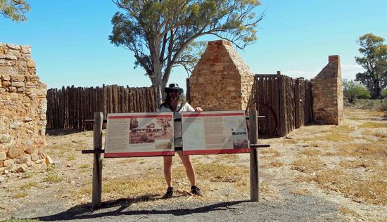 Zum Glück konnte ich zum Fotografieren im Schatten eines Baumes stehen... der Boden und die Überreste der Gebäude strahlen zusätzliche Wärme ab