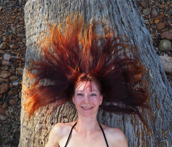 Oder doch noch ein Bild - wir haben dieses Foto schon auf verschiedensten Untergründen gemacht: auf Moos im Wald, auf Stein und Sand und jetzt auf Holz. Vielleicht gibt es dann mal eine Collage.