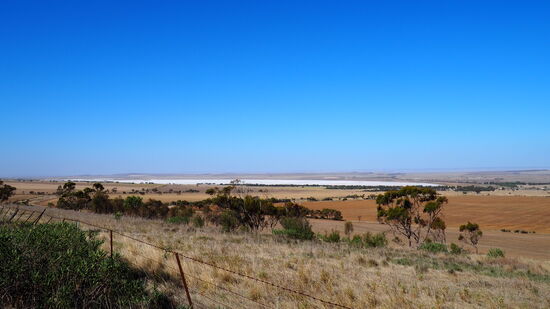 Blick in die Ebene und zum Bumbunga Lake