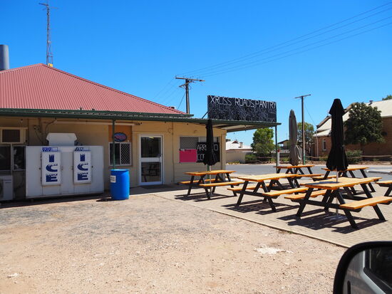 Wir sitzen lieber drinnen, draussen ist es zu heiss.
