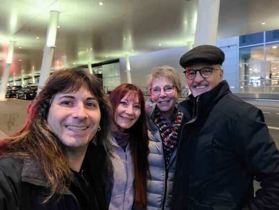 Flughafen Zürich, 08:14 Uhr
Vielen lieben Dank für den Fahrservice und auf Wiedersehen!