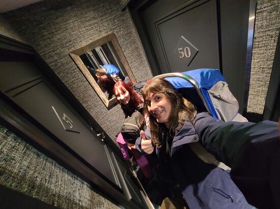 Typisch für Paris, die Gänge sind super eng und auch unser Zimmer war nicht das grösste.