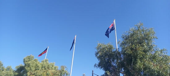 Von links nach rechts:
Aboriginal Flag / Western Australian Flag / Australien Flag