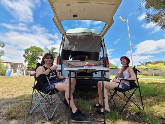 Das erste Frühstück im Pinjarra Caravanpark
... und bald ist auch schon klar, dass wir - also eigentlich vorallem Harry -  noch Luftmatratzen kaufen wollen, für mehr Schlafkomfort. Für mich wäre es ausreichend aber ich kann nachvollziehen, dass es für Harry mit seinem Rücken fast auf dem blanken Holz zu hart ist. 
So let's go shopping again!