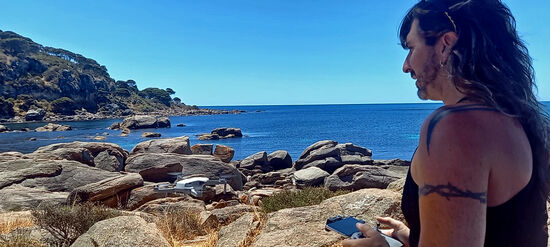 Ungefähr 20 Fahrminuten vom Cape naturaliste Lighthouse entfernt liegt Bunkerbay.
Gery, der Tourguide vom Lighthouse, gab uns den Tipp hier einen Halt einzulegen. Gesagt getan, denn es ist wirklich sehr schön hier. Praktisch windstill und es gibt nur vereinzelt andere Menschen, so dass Harry beschloss, das erste mal seit längerer Zeit (seit den Kanaren 2022) die Drohne auszupacken und eine Runde zu fliegen. Die Aufnahmen sind traumhaft geworden aber wir hatten beide noch eine Schreckenssekunde oder Minute, da mitten im Flug über dem Meer der Alarm los ging, dass der Akku nur noch 20% geladen ist. Upsi, Harry versuchte die Drohne an Land zu fliegen und ausgerechnet jetzt windet es. Wir bibberten und hofften, dass sie es bis an Land schafft und wir sie da aufsammeln können. Er steuerte zwischen den Bäumen durch und ich lief ihr so schnell ich konnte entgegen um Harry beim Navigieren zu assistieren. Glück gehabt, das wäre es noch gewesen, die Drohne beim ersten Flug in Australien im Meer zu versenken.