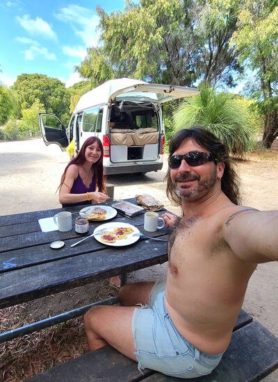 Conto Campground - Chuditch Loop at Boranup
Unser erster Versuch auf einem Bush-Camping und ich war so begeistert von der Toilette, dass ich gleich ein Video drehen musste. Manch Restaurant könnte sich eine Scheibe abschneiden, sogar Toilettenpapier war vorhanden.