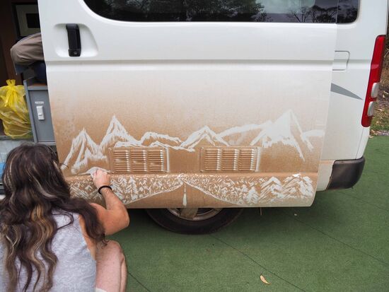 Auf dem Weg nach Northcliffe queerten wir eine Baustelle, die unseren sauberen Van dreckig werden liess, was Harry dann nicht davon abhielt, sich in Anlehnung an Bob Ross (der Maler aus den 80ern, a little tree here an another tree there...) in etwas Dirt-Art versuchte und ich finde, es kann sich durchaus sehen lassen. Dieses Bild hat uns im laufe der Zeit jede Menge Gespräche eingebracht und es schmerzte schon ein wenig, es vor der Rückgabe des Vans tatsächlich wegzuwischen...