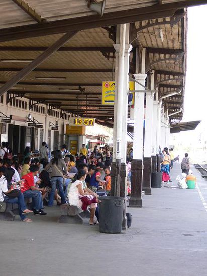 Der Bahnhof von Ayutthaya mit ebenerdigen Gleisen