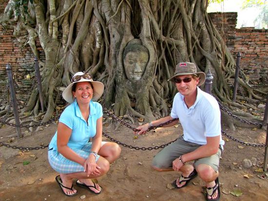 Die Birmanen haben bei der Eroberung den Buddhastatuen die Köpfe abgeschlagen. Dieser hier stammt vermutlich von einer dieser Statuen und wurden vom Baum umwachsen und integriert.