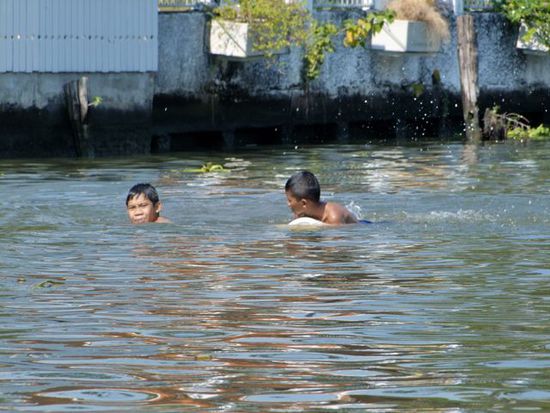 Schwimmen in Bangkoks Klongs