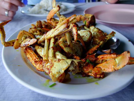 vier Krebshälften mit Curry