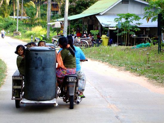 Suchbild: Wieviele Personen und Tonnen sind zu sehen?
zwei Frauen rechts, davor ein Kind, zwei Tonnen links, dazwischen drei Kinder.
That's Thailand!