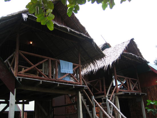 Unsere Pfahlhuette mitten im Kwai-Sumpf