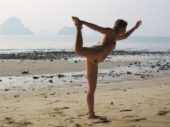 Dani beim Nachstellen der tagszuvor beobachteten Yogauebung einer esoterischen Europaeerin.