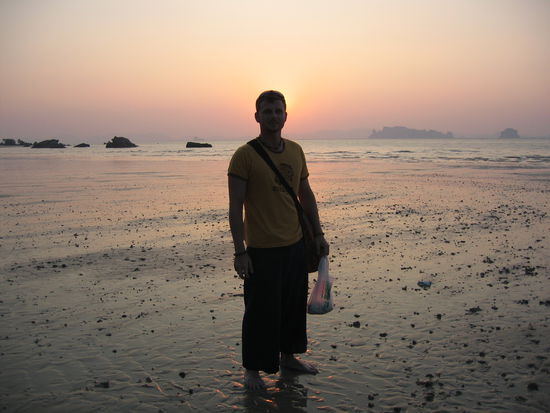 Hinter mir kein Heiligenschein, sondern die untergehende Sonne an "unserem" Strand (bei Ebbe,- der sieht nicht immer so aus!).