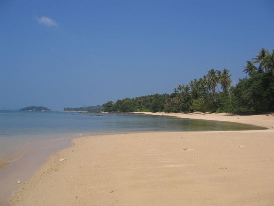 Strand nahe der schwerbewachten koeniglichen Residenz bei Klong Muang