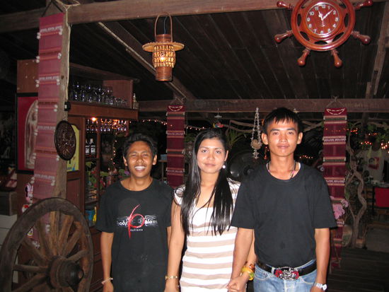 Das ueberaus nette Team der "Chopper" Bar in Neu- Sukhothai