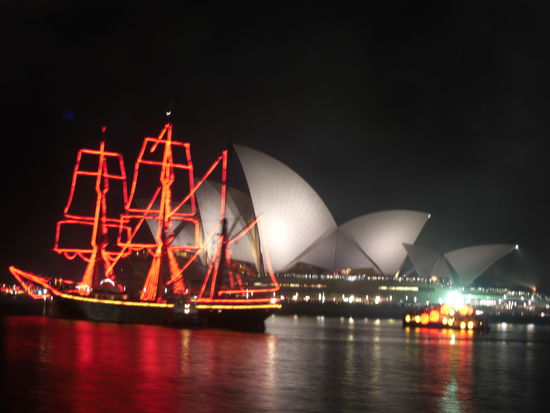 Auch auf unzaehligen Booten im Harbour warteten die Leute gespannt auf Mitternacht