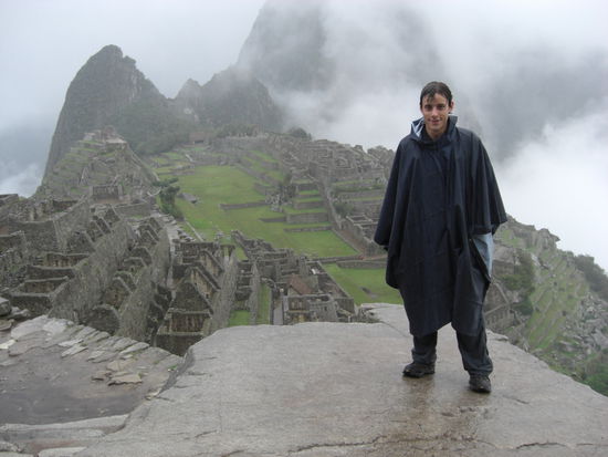 Erster Blick auf Machu Picchu! (Noch im starken Regen)