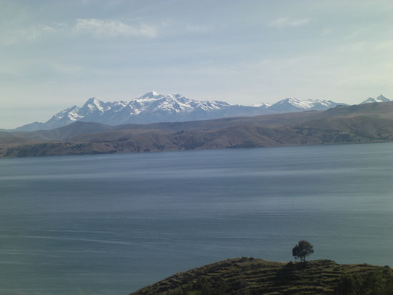 Titicacasee mit Gipfeln der Anden im Hintergrund