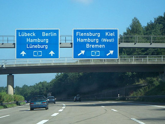 Autobahnkreuz A1/A7 bei Hamburg.