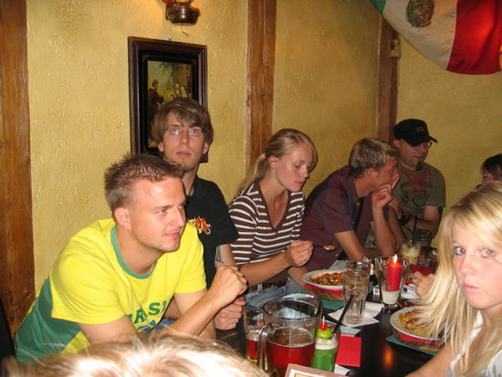 nocheinmal ein Markus, Wouidl und die Anni beim Essen und dem Markus seine Freundin