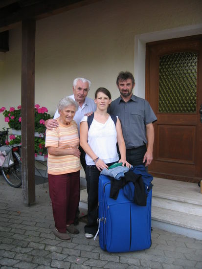 Meine drei Jacken, Koffer mit Uebergewicht + plus Familie (die Mama spielt den Fotografen)