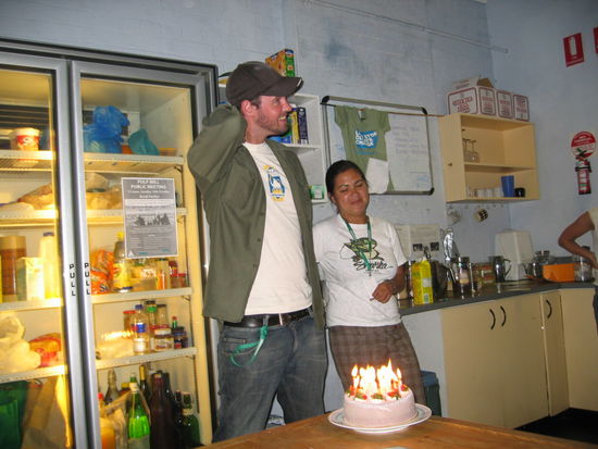 die zwei Geburtstagskinder Mirco und Loweena und der schon fast selber brennende Kuchen