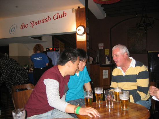 Kuan und Steve (zwei koreanische Praktikanten) und Paul